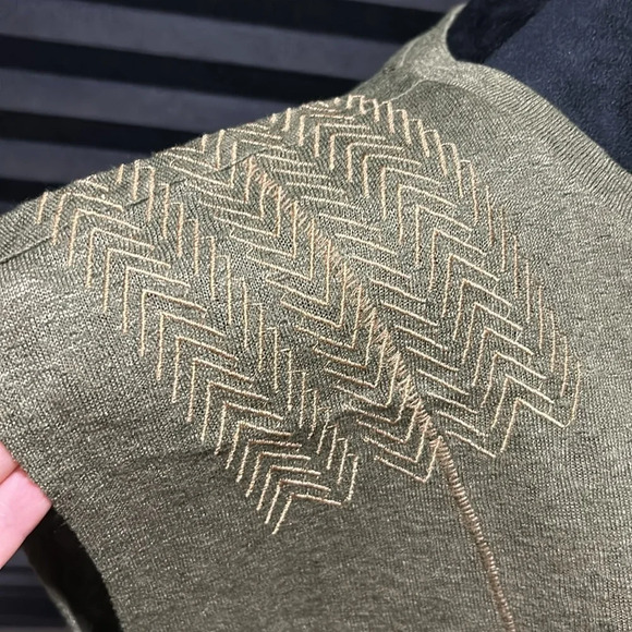 Studio B Women’s Metallic Olive Green Embroidered Shoulder Cap Sleeve Tee XL - Picture 6 of 8